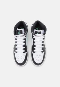 Jordan AIR JORDAN 1 UNISEX - Magas szárú edzőcipők - white/green glow/black