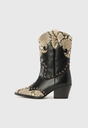 Bota de cowboy em couro preto com acabamento em padrão de pele de cobra, costura decorativa, pinos de cobre e salto empilhado. O cabedal apresenta um design de bico pontudo.