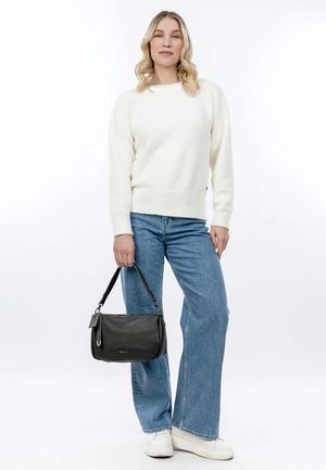 Maglione bianco lavorato a maglia, jeans azzurri a gamba larga, borsa in pelle nera con manico corto e sneakers bianche. Outfit semplice e casual.