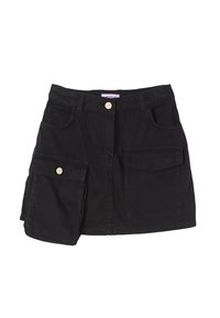Gonna mini nera con grandi tasche frontali, una con patta e chiusura a pulsante, e passanti per cintura in vita.