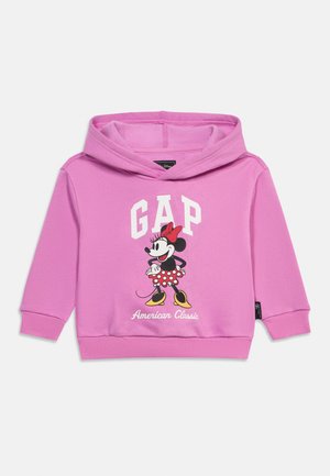 Różowa bluza z kapturem dla malucha z grafiką Myszki Minnie, białym napisem "GAP" powyżej oraz napisem "American Classic" poniżej, z kapturem i długimi rękawami.