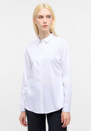 Witte, lange mouwen blouse met een klassieke kraag, gladde textuur en afgeronde zoom. Voorzien van parelachtige knopen en een subtiele glans.