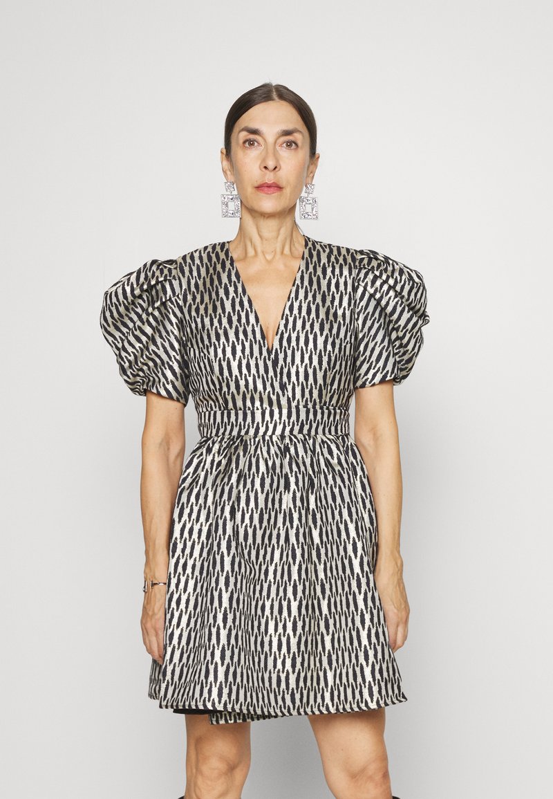 By Malina DELILAH DRESS Robe de soirée midnight blue metallic/bleu