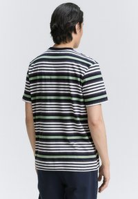 Kurzärmliges T-Shirt mit gestreiftem Muster in schwarz, weiß und grünen horizontalen Linien. Das Material scheint aus Baumwolle zu sein, mit einem Rundhalsausschnitt.