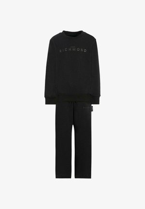 Zwart sweatshirt en broekset gemaakt van zacht materiaal. Kenmerken zijn een ronde halslijn, ribbelboorden, logotext op de borst en het been, en een elastische tailleband.