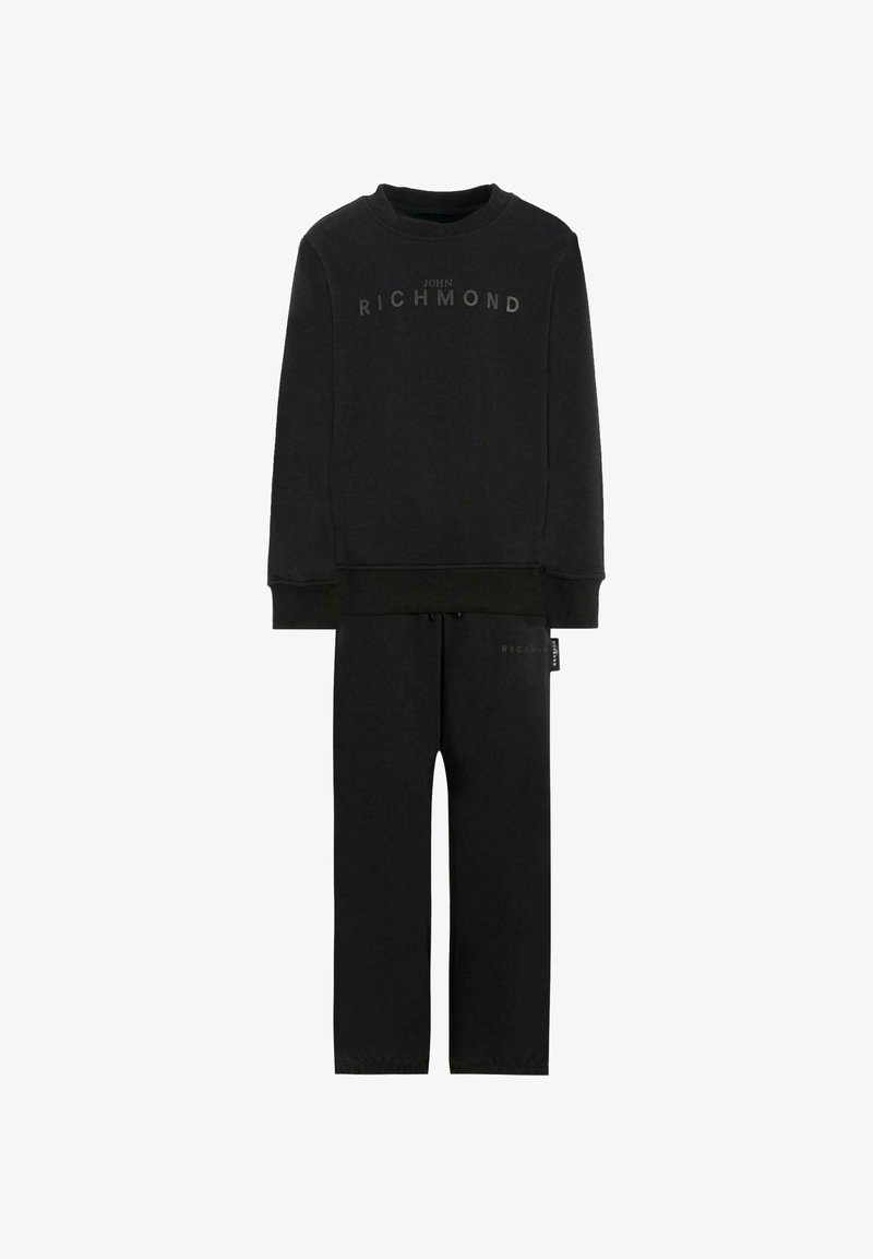 Zwart sweatshirt en broekset gemaakt van zacht materiaal. Kenmerken zijn een ronde halslijn, ribbelboorden, logotext op de borst en het been, en een elastische tailleband.
