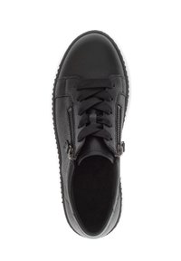 Zwarte leren sneaker met een textuur oppervlak, ronde neus en vetersluiting. Voorzien van zijritsen en een rubberen zool.