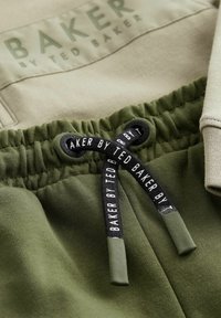 Baker by Ted Baker JOGGERS SET REGULAR FIT - Pikkade varrukatega topp - khaki green