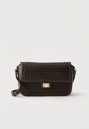 Sac bandoulière en cuir marron avec motif floral découpé, fermoir à verrouillage tournant rectangulaire doré et bandoulière réglable.