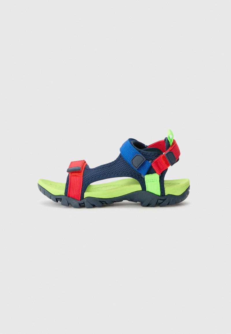 Sandală sport cu bretele albastre marine și roșii, talpă verde lime și catarame ajustabile. Material texturat și talpă cu model.