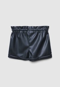 Shorts neri in ecopelle con vita elastica arricciata, superficie liscia e orlo cucito, caratterizzati da una vestibilità comoda e un design semplice.