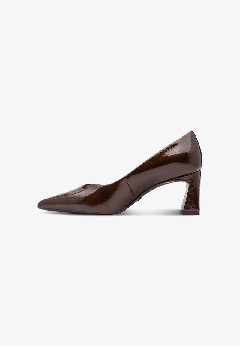 Escarpin femme en cuir verni marron avec bout pointu et talon bloc montré de profil sur fond blanc.