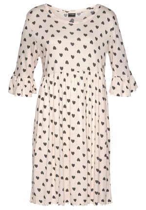 Helles pinkes Kleid mit schwarzen Herzmustern, dreiviertellangen Rüschensäumen und einem fließenden, gerafften Rockdesign. Weicher, strukturierter Stoff.