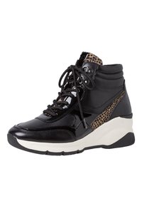 Schwarzer High-Top-Sneaker aus glänzendem Lackleder mit strukturierten Leopardenmuster-Akzenten, dicker weißer Sohle und abgerundetem Zehenbereich. Verstellbare Schnürsenkel und Ösen.
