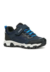 Sneaker per bambini blu navy con tomaia in mesh e sintetico, cinturino in velcro, lacci blu e suola testurizzata bianca e nera.