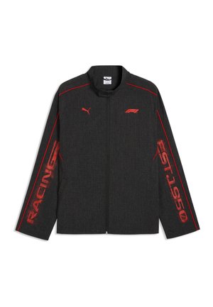 Czarna kurtka zapinana na zamek z czerwonymi logo Puma i F1, czerwonym przeszyciem na ramionach oraz czerwonym tekstem "RACING" i "EST. 1950" na rękawach.