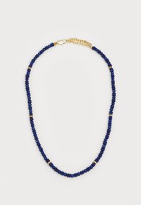 Colar de contas azuis feito de pequenas pedras de lápis-lazúli polidas, intercaladas com realces de metal dourado e um fecho.