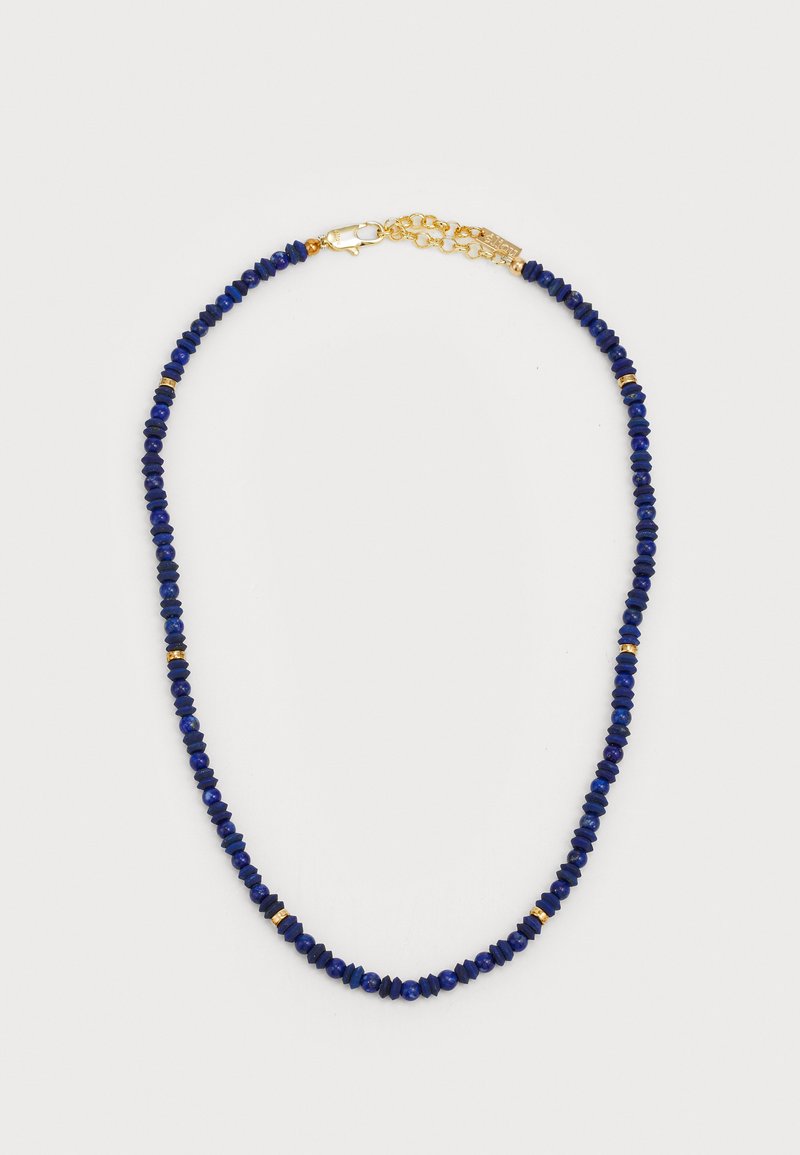Colar de contas azuis feito de pequenas pedras de lápis-lazúli polidas, intercaladas com realces de metal dourado e um fecho.