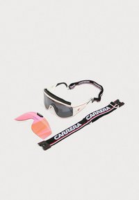 Hiihtolasit valkoisella kehykset, harmailla tummennetuilla linsseillä ja irrotettavalla pinkillä linssillä. Mukana musta hihna, jossa on valkoisella ja punaisella teksti "CARRERA".