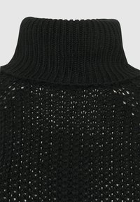 Suéter negro de punto de cuello alto con cuello acanalado y patrón texturizado de tejido abierto en el cuerpo.