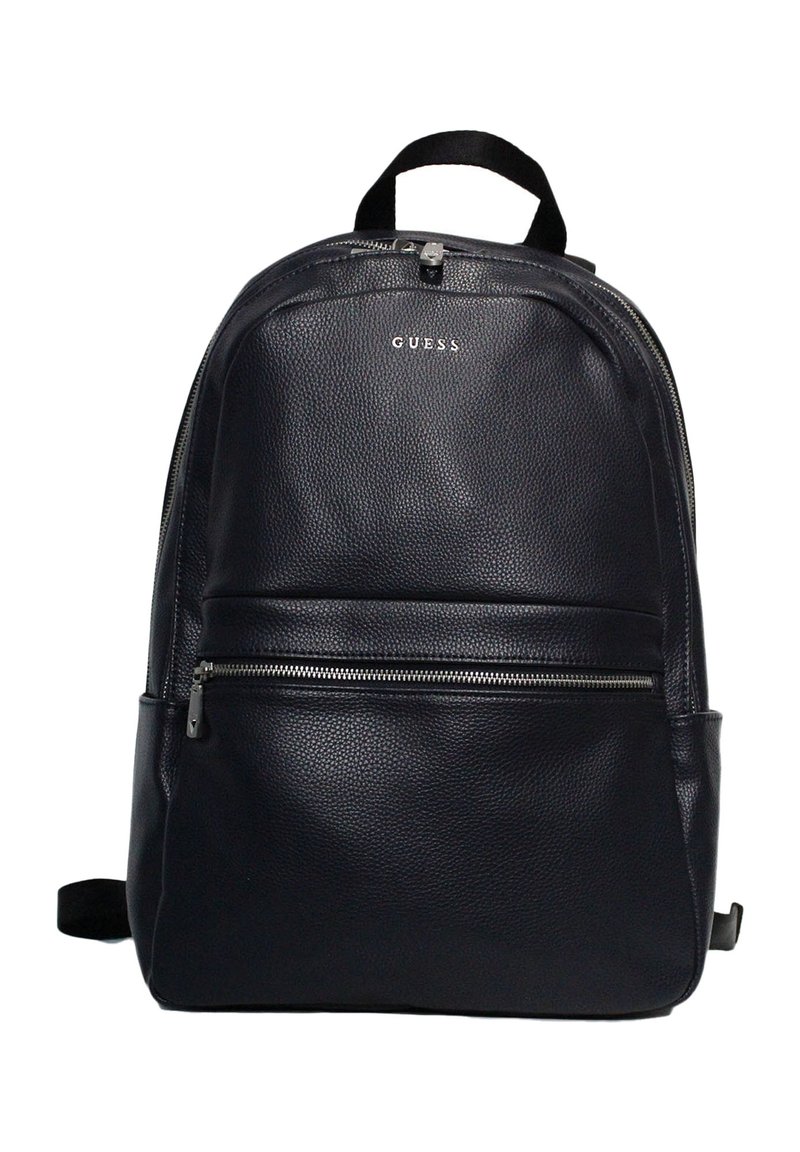 Zaino in pelle nera con finitura testurizzata, dotato di una tasca frontale con zip e accessori in metallo argentato. Manico superiore rimovibile e spallacci regolabili.
