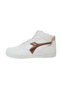 Sneaker alte in materiale sintetico bianco con un accento rosa dorato lucido sul lato. Caratterizzate da lacci piatti e suola in gomma testurizzata.