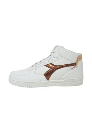Sneaker alte in materiale sintetico bianco con un accento rosa dorato lucido sul lato. Caratterizzate da lacci piatti e suola in gomma testurizzata.