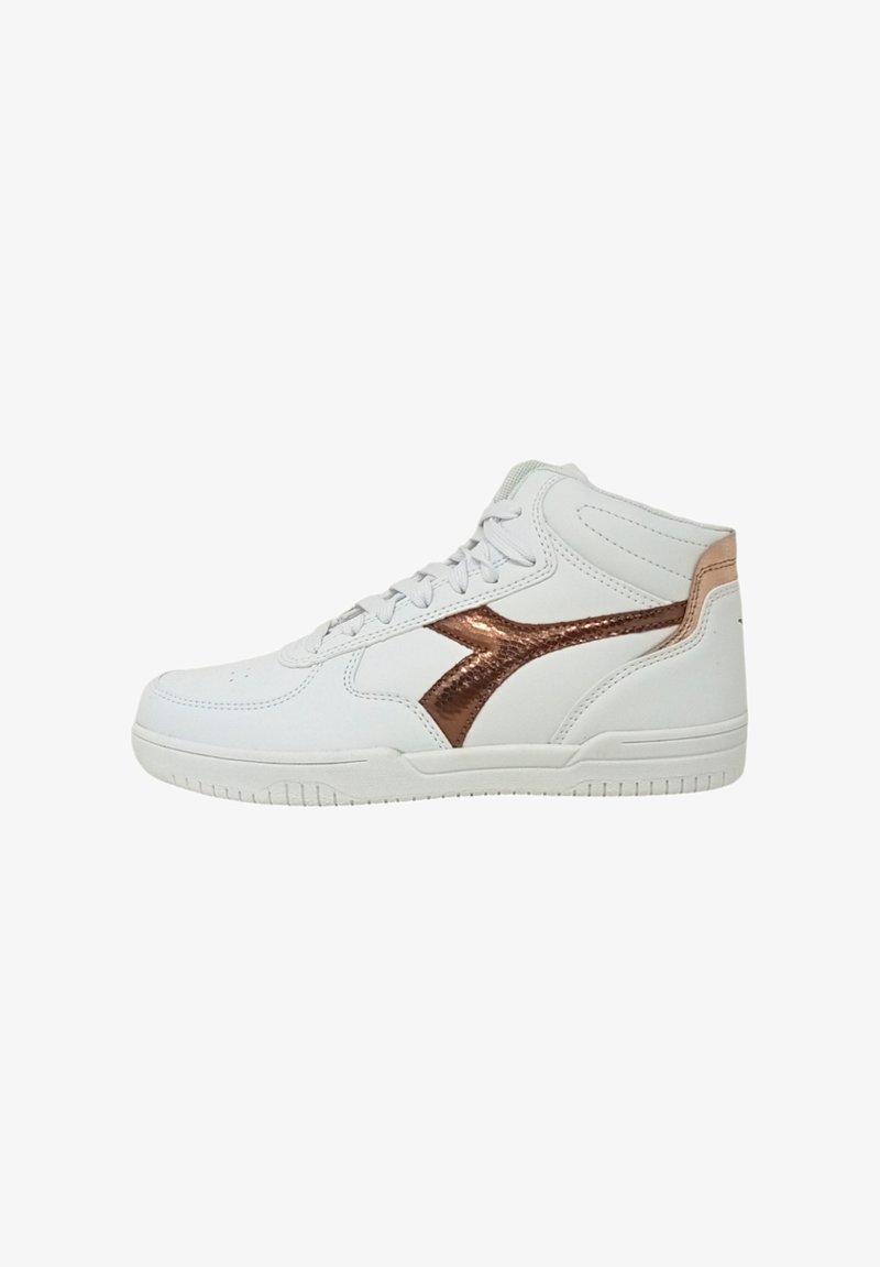 Sneaker alte in materiale sintetico bianco con un accento rosa dorato lucido sul lato. Caratterizzate da lacci piatti e suola in gomma testurizzata.