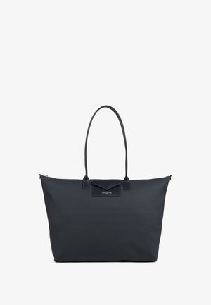 Grande borsa tote nera in tessuto morbido, con due manici in pelle e una tasca a patta. Presenta una chiusura con zip e un dettaglio del logo sulla parte anteriore.