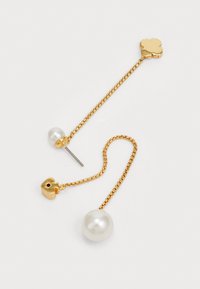 Pendientes de cadena de oro con una perla blanca redonda y un acento en forma de corazón dorado. La cadena tiene eslabones texturizados y un elegante sistema de sujeción.