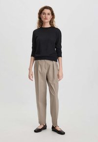hessnatur REGULAR - Strickpullover - schwarz