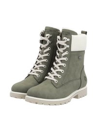 Botas de tobillo de cuero verde con un grueso puño de punto crema, cordones blancos y una suela beige resistente que presenta un logotipo en el costado.