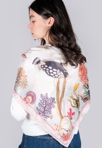 Foulard en soie présentant des illustrations aquatiques colorées, comprenant des poissons et des coraux. Le design a un fond pâle avec un bord décoratif.