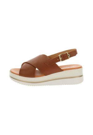 Sandalo in pelle marrone con cinturini incrociati, fibbia dorata regolabile, soletta imbottita e suola platform bianca con battistrada antiscivolo.