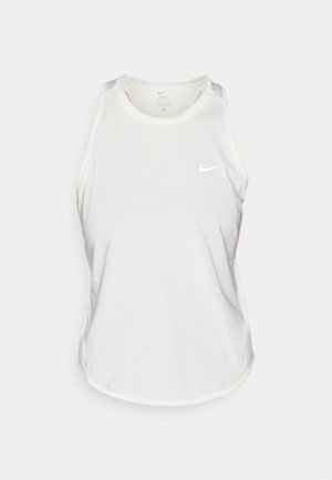 Débardeur pour femme Nike en blanc, fabriqué en tissu léger, avec un col rond, un design dos nageur et un logo réfléchissant à l'avant.