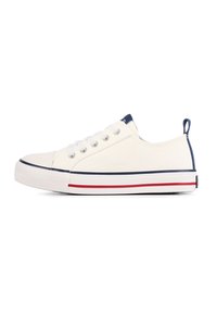 Witte canvas sneakers met een klassiek low-top ontwerp, blauwe accenten en rode streepdetails op de zool. Gewone vetersluiting.