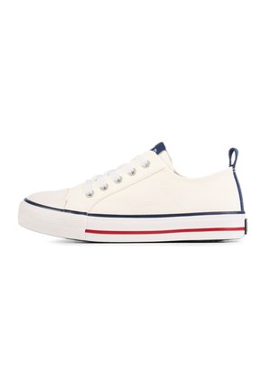 Witte canvas sneakers met een klassiek low-top ontwerp, blauwe accenten en rode streepdetails op de zool. Gewone vetersluiting.