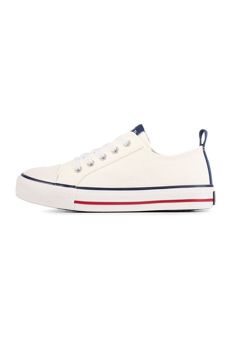 Witte canvas sneakers met een klassiek low-top ontwerp, blauwe accenten en rode streepdetails op de zool. Gewone vetersluiting.