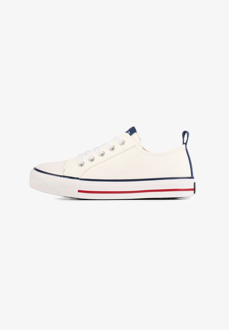 Witte canvas sneakers met een klassiek low-top ontwerp, blauwe accenten en rode streepdetails op de zool. Gewone vetersluiting.