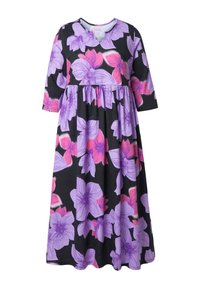 Květinové šaty s černým pozadím a velkými fialovými a růžovými květinami, kulatý výstřih, tříčtvrteční rukávy a splývavý střih do áčka.