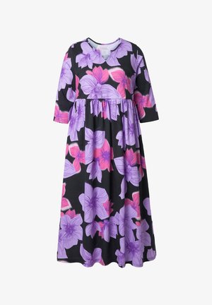Bloemenjurk met een zwarte achtergrond en grote paarse en roze bloemen, ronde hals en driekwarts mouwen, vloeiende A-lijnvorm.