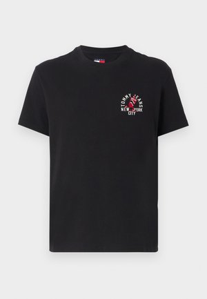 Camiseta de algodón negra con mangas cortas, cuello redondo, con un estampado gráfico en rojo y blanco que dice "TOMMY JEANS NEW YORK CITY."