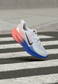 Niet geselecteerd, white/black/racer blue/atomic pink