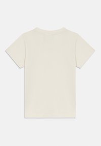 Beige dětské tričko s krátkým rukávem položené na rovné ploše, viděné zezadu, s kulatým výstřihem a jednobarevným materiálem.