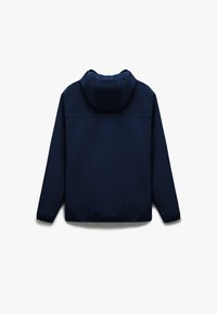 Chaqueta azul marino con capucha, con una textura suave, puños elásticos y un diseño recto. Sin hardware ni patrones visibles.