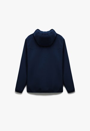 Giacca blu navy con cappuccio, caratterizzata da una texture liscia, polsini elastici e una linea dritta. Nessun hardware visibile o motivi.