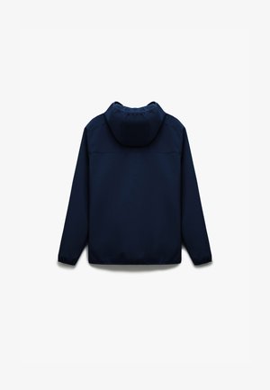 Giacca blu navy con cappuccio, caratterizzata da una texture liscia, polsini elastici e una linea dritta. Nessun hardware visibile o motivi.