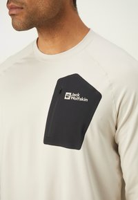 Jack Wolfskin PRELIGHT TRAIL CREW  - Top dugih rukava - pale sand