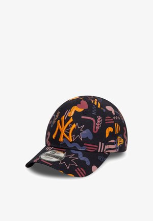 Schwarze Kappe mit bunten, abstrakten Mustern. Mit einem orangefarbenen NYC-Logo, strukturiertem Schirm und Stofftextur. New Era-Branding auf dem Etikett.