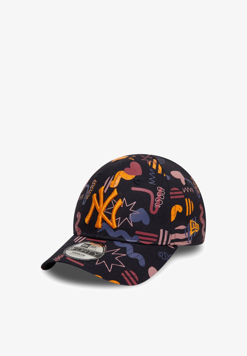 Schwarze Kappe mit bunten, abstrakten Mustern. Mit einem orangefarbenen NYC-Logo, strukturiertem Schirm und Stofftextur. New Era-Branding auf dem Etikett.